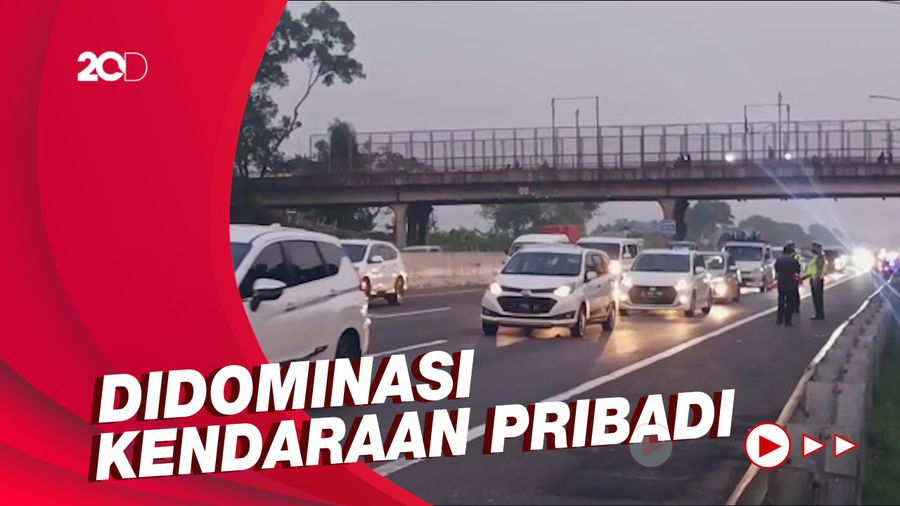 Penampakan One Way di Tol Jakarta-Cikampek, Lalin Padat Merayap