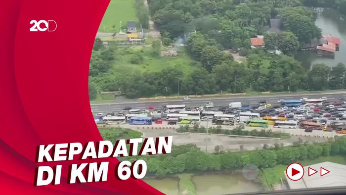 Pantauan Udara Tol Japek: GT Cikatama Padat, Tol Layang MBZ Ditutup