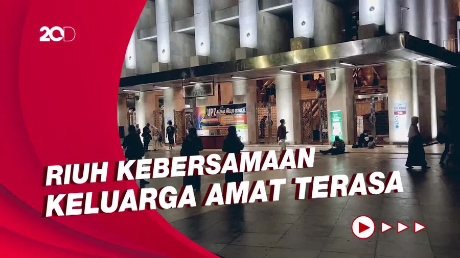 Melihat Suasana Masjid Istiqlal di Malam Takbiran