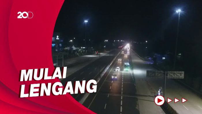 Pantauan Udara GT Cikatama Malam Ini: Arus Mudik Ramai Lancar