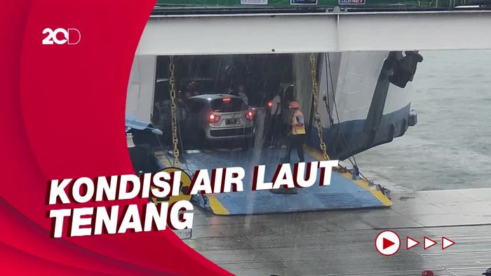 Pelabuhan Merak Hujan Deras, Kapal Tetap Angkut Pemudik
