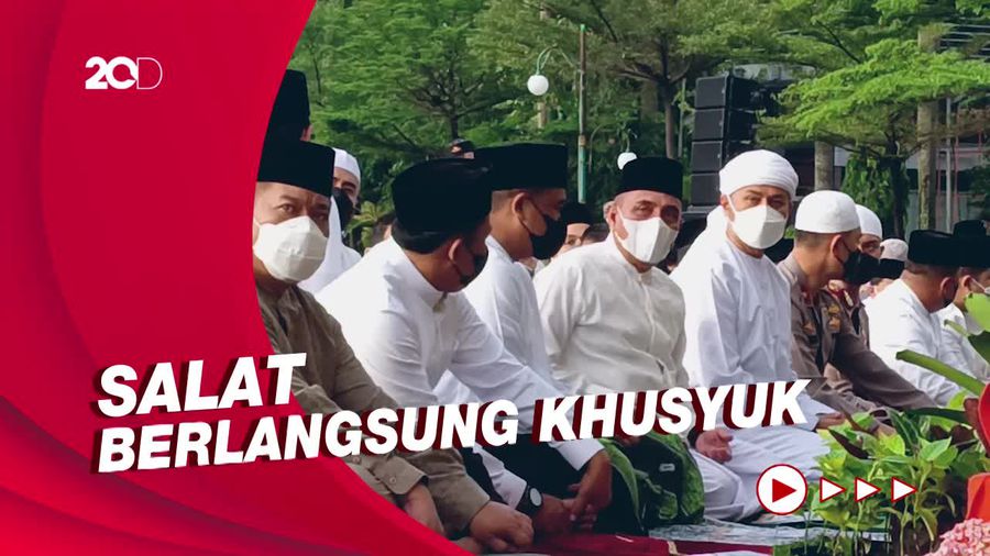 Momen Gubsu Edy-Walkot Bobby Salat Id di Lapangan Merdeka Medan