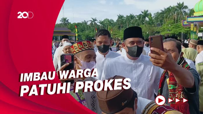 Kala Walkot Bobby Jadi Rebutan Selfie Jemaah Salat Id