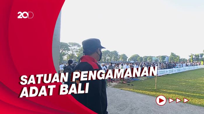 Bukti Toleransi, Pecalang Turut Amankan Salat Id di Denpasar