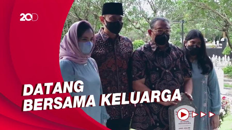 Momen SBY dan AHY Ziarah ke Makam Ani Yudhoyono
