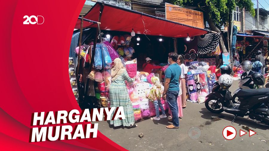 Lebaran Kedua 2022, Warga Berburu Mainan Anak di Pasar Gembrong