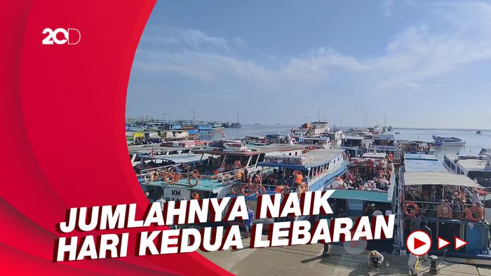 Pelabuhan Muara Angke Dipadati Warga yang Berlibur ke Kepulauan Seribu