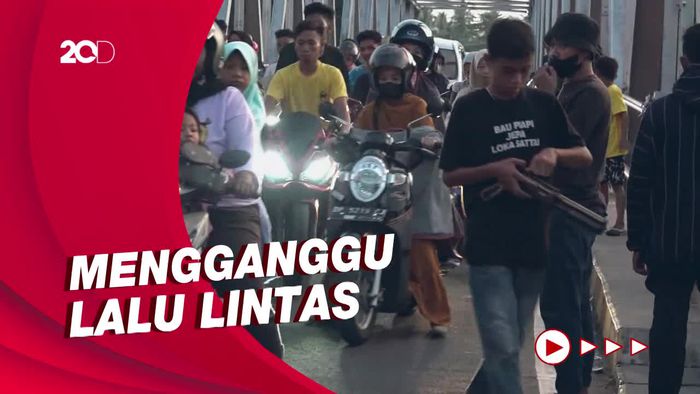 Berbahaya! Aksi Anak-anak Perang-perangan di Jembatan Dibubarkan Polisi