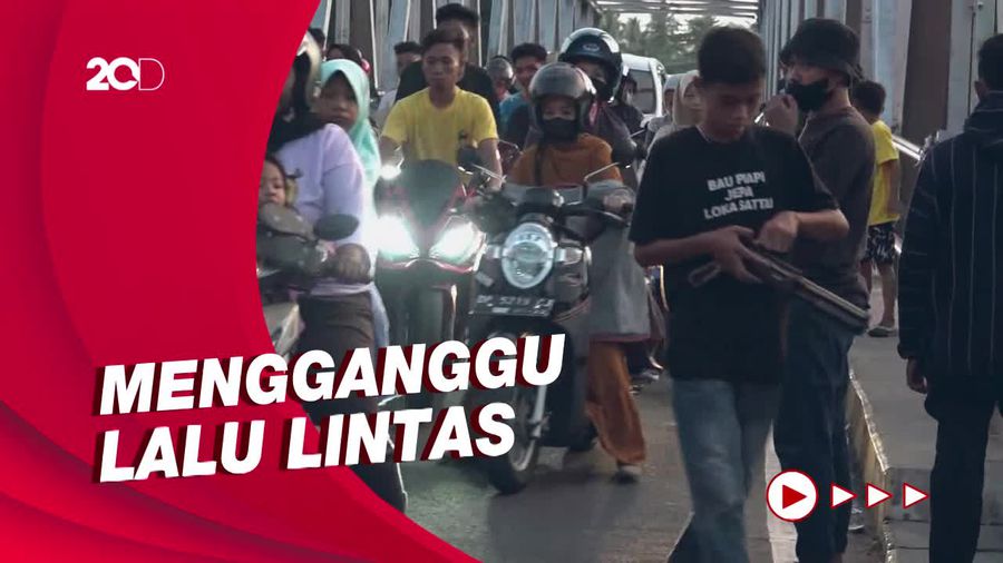 Berbahaya! Aksi Anak-anak Perang-perangan di Jembatan Dibubarkan Polisi