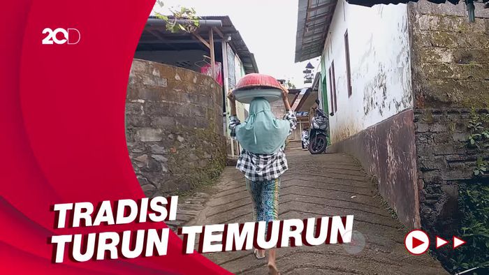Melihat Tradisi Ngejot di Desa Pengayaman Sambut Idul Fitri