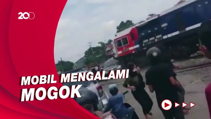 Viral Detik-detik Mobil Diseruduk Kereta di Muara Enim Sumsel
