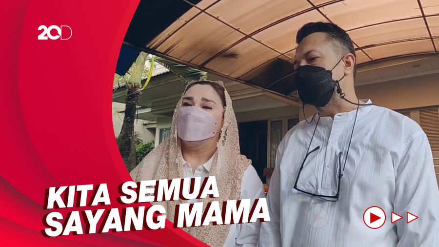 Sambil Menahan Tangis, Nia Zulkarnaen: Saya Bangga Jadi Anak Mieke Wijaya