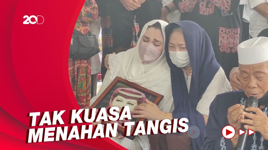 Tangis Nia Zulkarnaen Pecah di Pemakaman Mieke Wijaya
