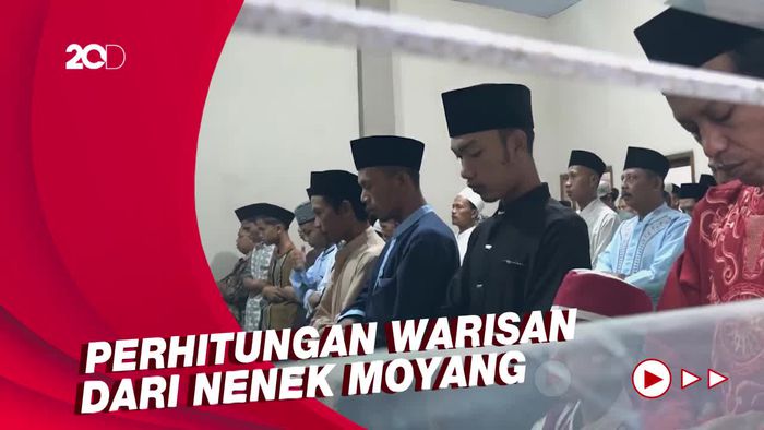 Momen Jemaah Aboge di Probolinggo Salat Id Hari Ini