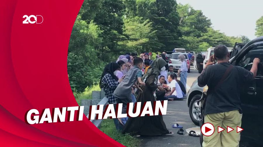 Tak Kuat Terjebak Macet ke Puncak, Pengendara Pilih Putar Balik