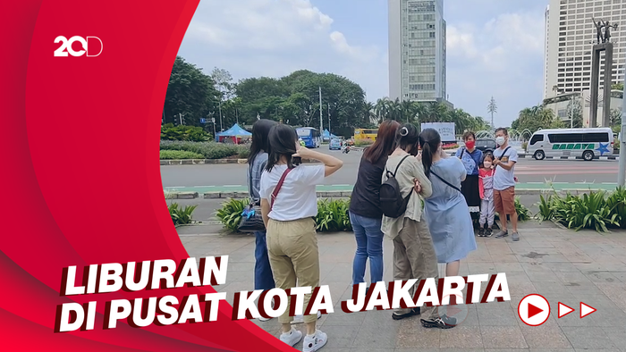 H+3 Lebaran, Wisatawan Padati Bundaran HI untuk Berselfie