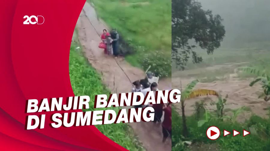 Detik-detik Banjir Bandang Terjang Sumedang: 2 Mobil Hanyut