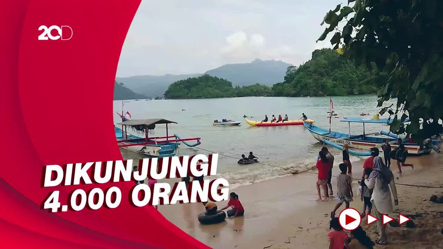 H+4 Lebaran, Pantai Pasir Putih Trenggalek Diserbu Wisatawan
