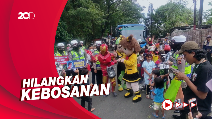 Polisi Berdayakan Badut Puncak untuk Hibur Anak-Anak Korban One Way