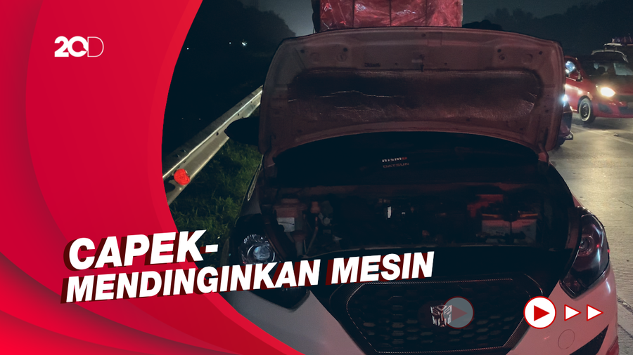 Tol Cikampek Macet, Pengendara Mobil Istirahat di Bahu Jalan