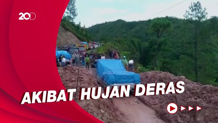 Tanah Longsor Tutup Akses Jalan di Mamasa, Puluhan Kendaraan Tertahan