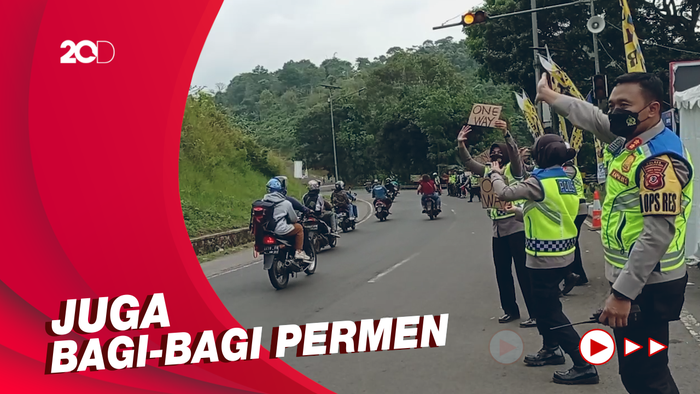 Aksi Polwan Menghibur Pemudik di Gentong Tasikmalaya