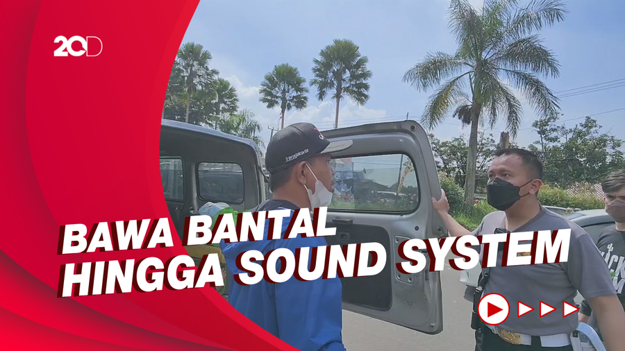 Duh! Ambulans Bodong Kedapatan Terobos One Way di Simpang Gadog
