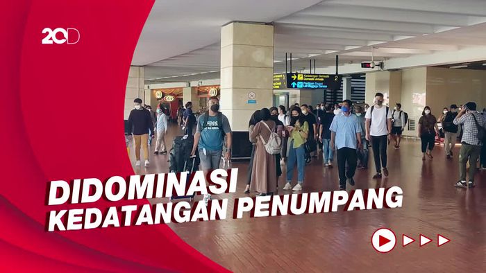 Kondisi Bandara Soetta Ramai Penumpang di Puncak Arus Balik