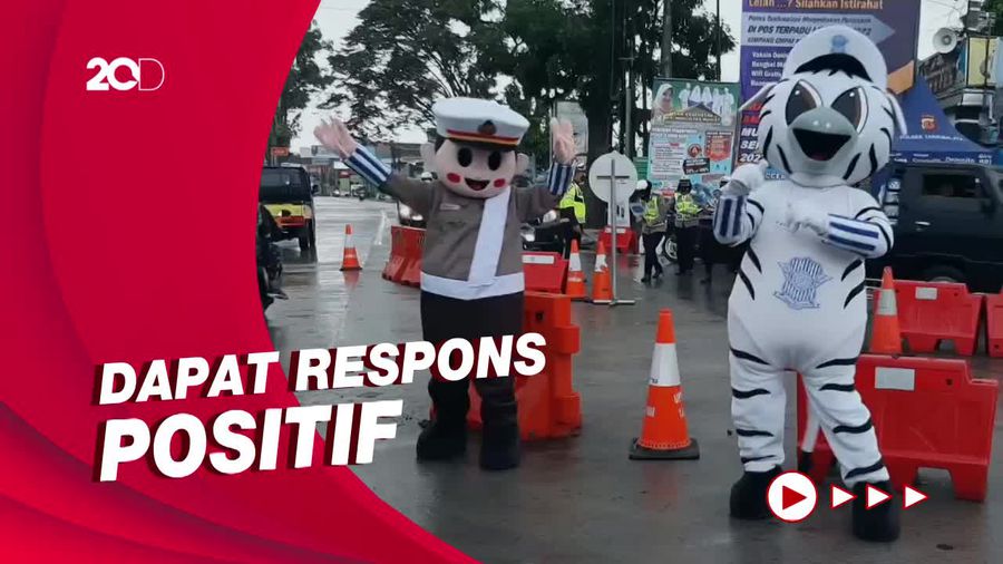 Aksi Badut Berpakaian Polisi Bantu Amankan Arus Balik Mudik Lebaran