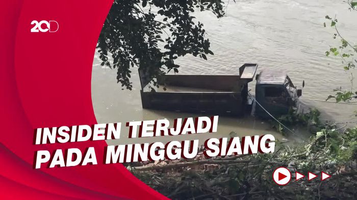 Gegara Rem Blong, Truk Bermuatan Batu Bata Masuk Jurang di Polman