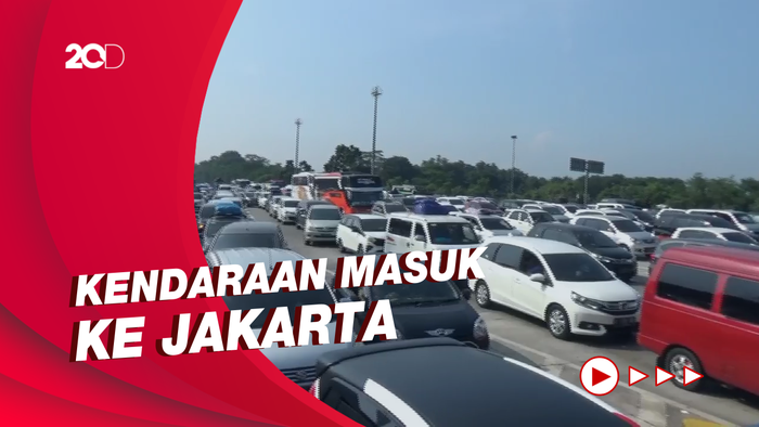 Antrean Kendaraan Tampak di Pintu Masuk Gerbang Tol Cikampek Utama