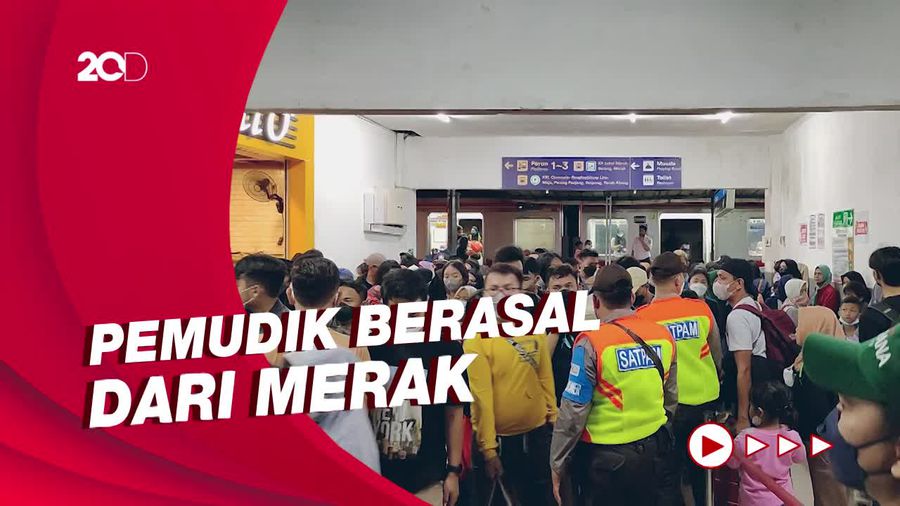 Penampakan Stasiun Rangkasbitung yang Dipenuhi Pemudik Arus Balik