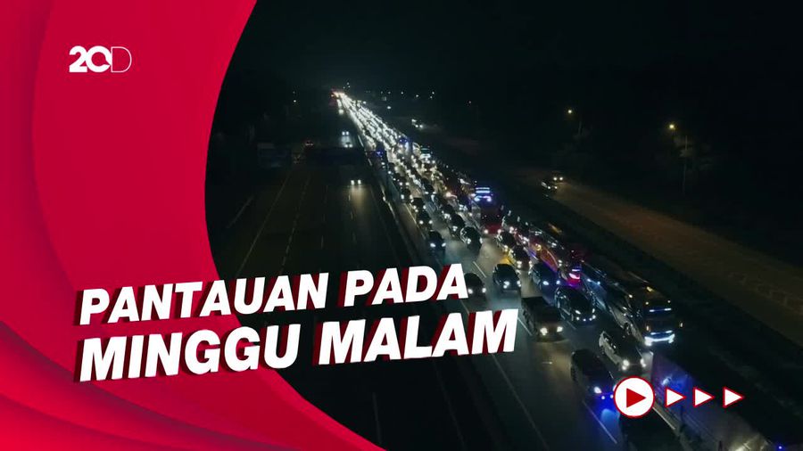 Pantauan Udara di Tol Japek: Kendaraan Pemudik Mengular Panjang