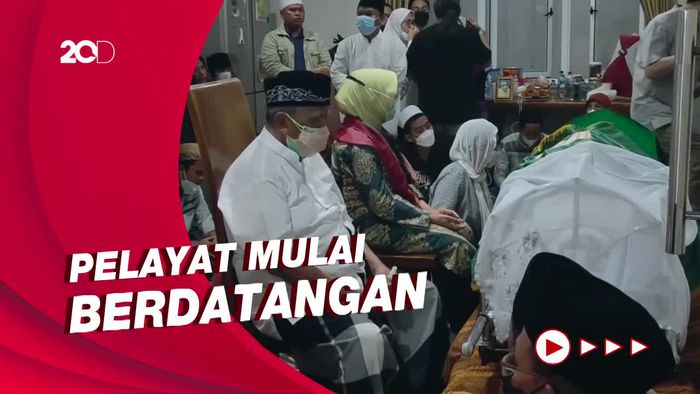 Suasana Haru Selimuti Rumah Duka Lily Wahid