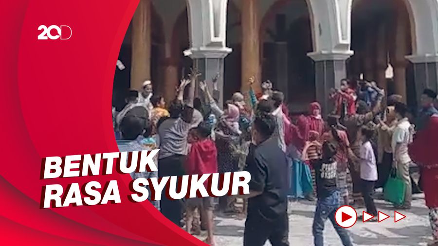 Gokil! Pemudik Lamongan Ini Bagi-bagi Uang dari Atas Masjid