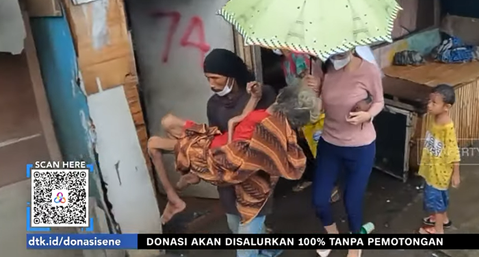 Kisah Nenek Renta di Bantaran Rel Kereta