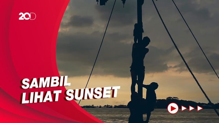 Melihat Lomba Panjat Pinang di Tengah Laut Jepara
