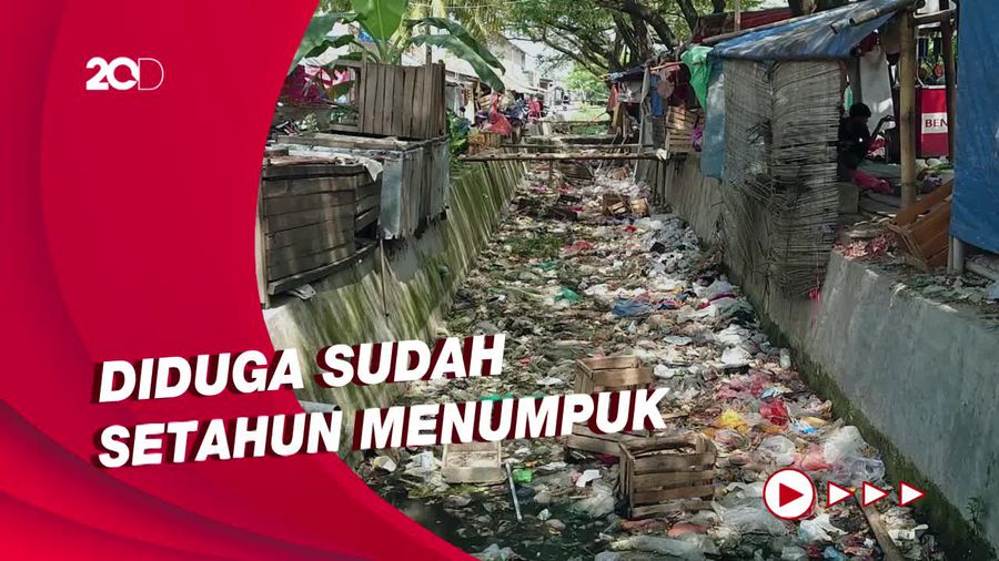 Jorok! Saluran Irigasi Pasar Kranggot Cilegon Dipenuhi Sampah