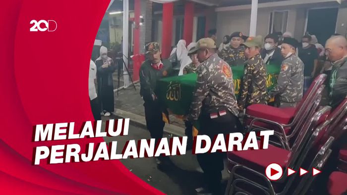 Jenazah Lily Wahid Diberangkatkan Menuju Ponpes Tebuireng Jombang