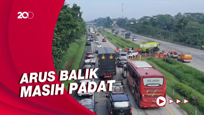 Ruas Tol Cikampek Macet Sampai Cipali, Petugas Berlakukan Contraflow