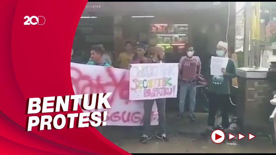 Jalan Rusak Tak Kunjung Diperbaiki, Warga Bogor Mancing-Nyebur di Kubangan 