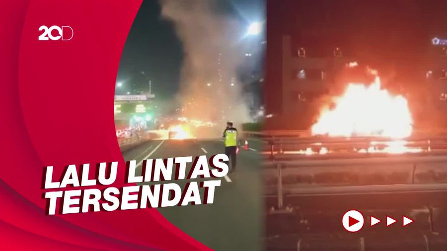 Mobil Terbakar di Tol Dalam Kota, Diduga Karena Korsleting Listrik