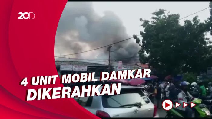 Kebakaran di Pasar Ciputat, Asap Membubung Tinggi