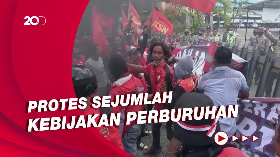 Panas! Unjuk Rasa Buruh di Makassar Diwarnai Aksi Dorong Pagar-Bakar Ban