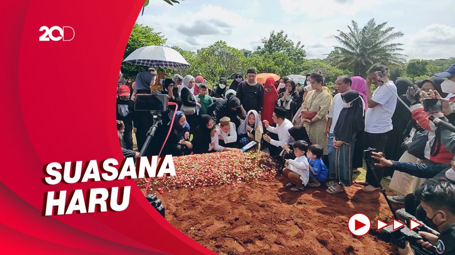 Kiki Farrel Tak Kuasa Tahan Nangis saat Ibunda Dimakamkan