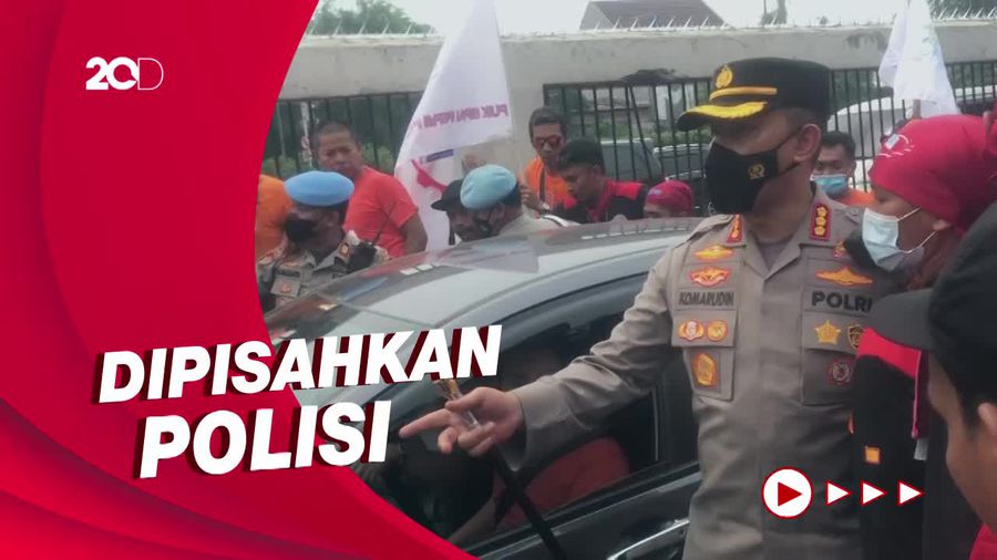 Ribut-ribut Massa Vs Penumpang Mobil Saat Aksi May Day