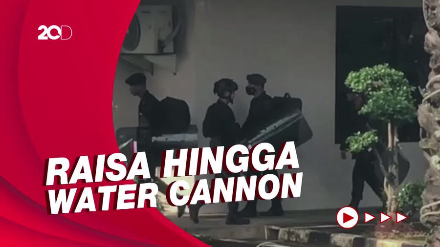 Kendaraan Taktis Mejeng di Gedung DPR Jelang Aksi May Day