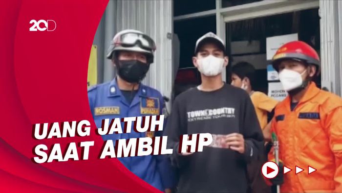Momen Damkar Evakuasi Uang Rp 100 Ribu Milik Pelajar di Gorong-gorong