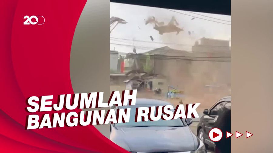 Ngeri! Puting Beliung Terbangkan Atap-atap Kios di Cipamokolan Bandung