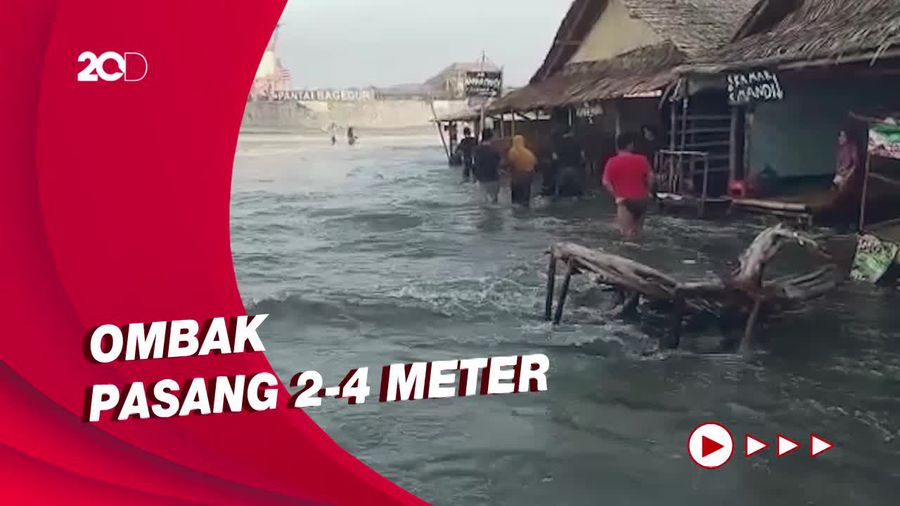 Gelombang Tinggi Terjang Warung-warung Pinggir Pantai Lebak